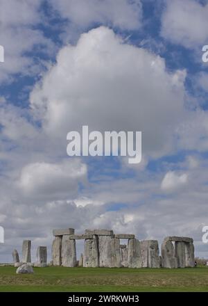 Die megalithischen stehenden Steine, heute eine wichtige Touristenattraktion, von Stonehenge, Wiltshire unter einem bewölkten Himmel Stockfoto