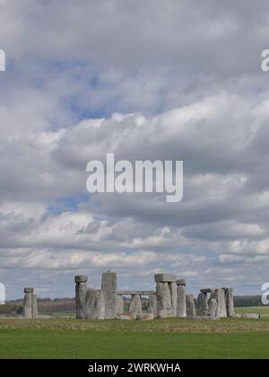 Die megalithischen stehenden Steine, heute eine wichtige Touristenattraktion, von Stonehenge, Wiltshire unter einem bewölkten Himmel Stockfoto