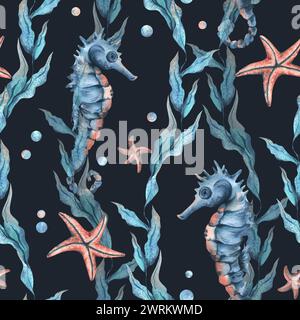 Unterwasserwelt Clipart mit Meerestieren Seepferdchen, Seesternen, Blasen und Algen. Handgezeichnete Aquarellillustration. Nahtloses Muster im Dunkeln Stockfoto