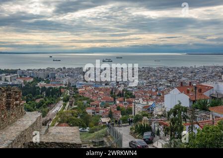 Aus der Vogelperspektive vom östlichen Teil der Mauern von Thessaloniki, Überreste byzantinischer Mauern in Thessaloniki, Griechenland Stockfoto