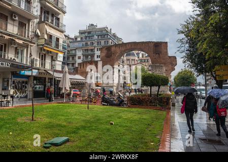 Triumphbogen des Galerius, auch bekannt als Kamara in Thessaloniki Stadt, Griechenland. Kirche von Panagia Dexia auf Hintergrund Stockfoto