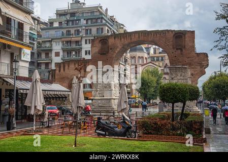 Triumphbogen des Galerius, auch bekannt als Kamara in Thessaloniki Stadt, Griechenland. Kirche von Panagia Dexia auf Hintergrund Stockfoto