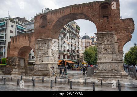 Triumphbogen des Galerius, auch bekannt als Kamara in Thessaloniki Stadt, Griechenland. Kirche von Panagia Dexia auf Hintergrund Stockfoto