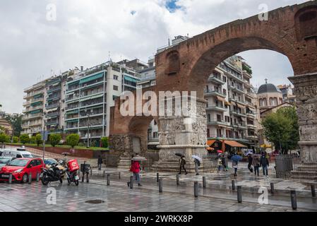 Triumphbogen des Galerius, auch bekannt als Kamara in Thessaloniki Stadt, Griechenland. Kirche von Panagia Dexia auf Hintergrund Stockfoto