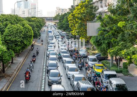 Der Verkehr bewegt sich langsam entlang einer befahrenen Straße mit Stau in der Stadt. Leere, dedizierte Schnellfahrbahn Bangkok, Thailand, 03. januar 2024. Stockfoto