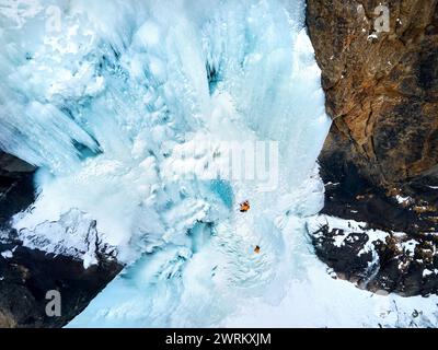 Blick auf die Drohne von Athleten Eisklettern großer gefrorener Wasserfall in der Barskoon-Schlucht im Bergtal im südlichen Teil des Issyk Kul-Sees in Kirgisistan Stockfoto
