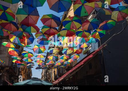 Bunte Sonnenschirme über der Straße in der Gegend des Lebensmittelmarktes und La Pescheria Fischmarkt in der Altstadt von Catania, Sizilien, Italien Stockfoto