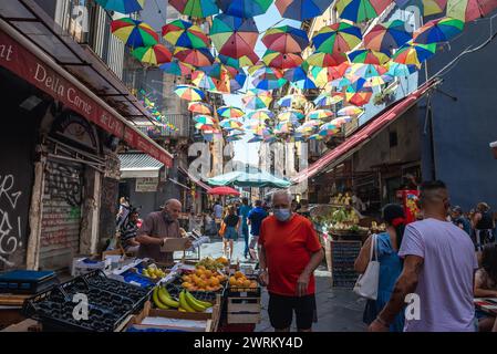 Bunte Sonnenschirme über der Straße in der Gegend des Lebensmittelmarktes und La Pescheria Fischmarkt in der Altstadt von Catania, Sizilien, Italien Stockfoto