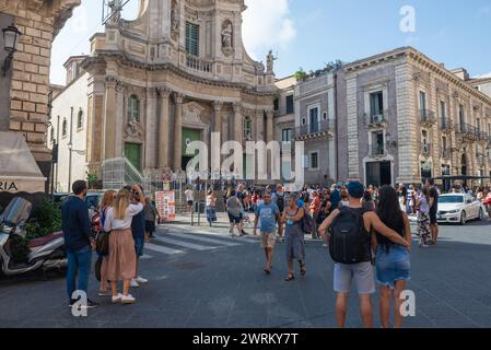 Touristen vor der Basilica della Collegiata Kirche im historischen Teil der Stadt Catania auf der Insel Sizilien, Italien Stockfoto