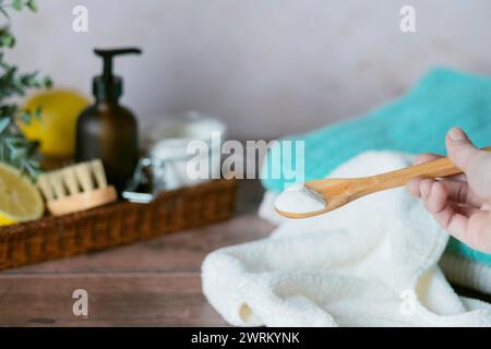 Eine Frau, die Natron benutzt, um einen Fleck auf der Kleidung zu entfernen. Umweltbewusst und umweltfreundlich. Null-Abfall-Konzept. Stockfoto