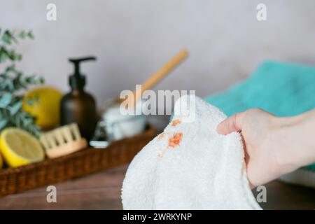 Ein schmutziger Fleck von Tomatensauce oder Blut auf einem weißen Tuch. Natürliche und umweltfreundliche Inhaltsstoffe zum Entfernen von Flecken. Null-Abfall-Konzept. Täglich Stockfoto