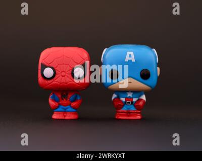 Tambow, Russland - 07. Januar 2024 zwei Marvel Funko POP Mini Vinyl Figuren - Spider-man und Captain America auf schwarzem Hintergrund. Stockfoto