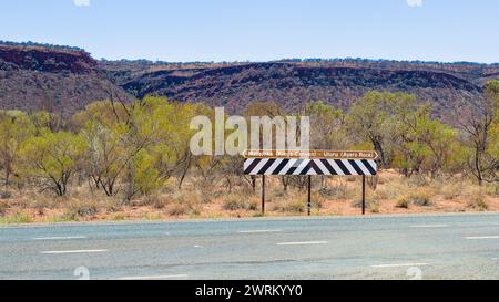 Lasseter Highway, Northern Territory, Australien - A Kings Canyon - Ayers Rock Straßenschild im australischen Outback. Stockfoto