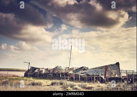 Alte Bootsanlegestelle am Ufer des Flusses Wyre bei Skippool, Lancashire, Großbritannien Stockfoto