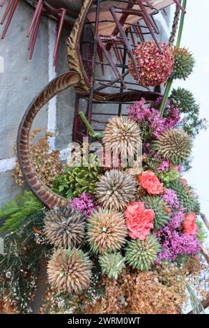 blumenarrangements mit verschiedenen Arten von Blumen wie Sukkulenten, aromatischen Pflanzen, getrockneten Blumen, Nelken etc. Blumenkunst. Design in Pink und li Stockfoto