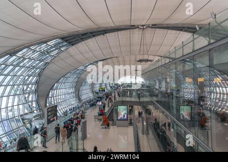 Das Innere des Flughafens Suvarnabhumi ist das viertgrößte Flughafenterminal der Welt. Bangkok, Thailand 17. januar 2024. Stockfoto