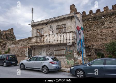 Östlicher Teil der Mauern von Thessaloniki, Überreste byzantinischer Mauern rund um die Stadt Thessaloniki im Mittelalter, Griechenland Stockfoto