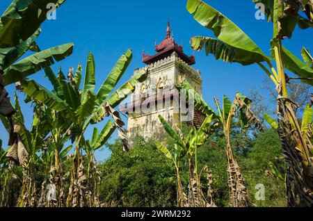 Der Nan Myint Watch Tower ist die einzige erhaltene Struktur des Königspalastes von König Bagyidaw in Inwa (Ava) in Myanmar. Bananenplantage und burmesische Tradition Stockfoto