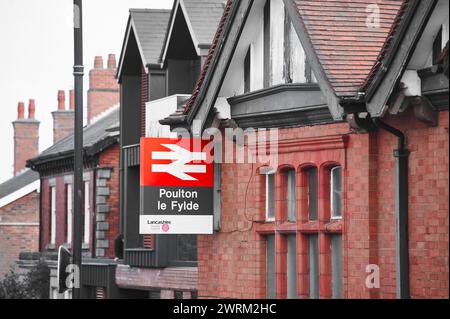 Schild zum Bahnhof Poulton-Le-Fylde an der Außenseite Stockfoto
