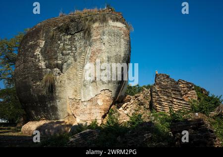 Ruinen der Elefantenhüterin vor der Pagode Mingun Pahtodawgyi in Myanmar Stockfoto