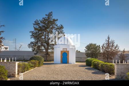 Seitenansicht des wichtigsten Obelisken-Denkmals auf dem französischen Militärfriedhof aus dem 2. Weltkrieg in Takrouna, Tunesien. Stockfoto