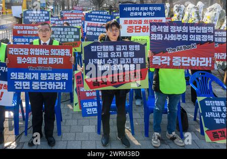 Mitglieder der Gyeonggi Provincial Medical Association halten Plakate