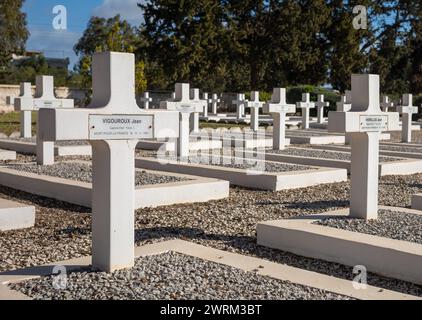 Reihen von weißen Gräbern mit Kreuzgrabsteinen für freie französische Soldaten auf dem französischen Militärfriedhof im 2. Weltkrieg in Takrouna, Tunesien. Stockfoto