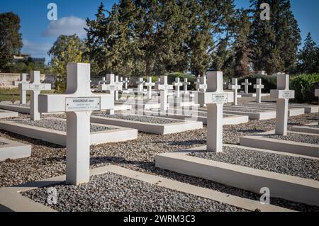 Reihen von weißen Gräbern mit Kreuzgrabsteinen für freie französische Soldaten auf dem französischen Militärfriedhof im 2. Weltkrieg in Takrouna, Tunesien. Stockfoto