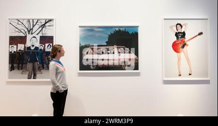 Cromwell Place London, Großbritannien. März 2024. Eine Fotoausstellung des britischen Fotografen Rankin: Sound Off, Musicians 1990-2023 von Tin man Art Bild (l bis r): Radiohead: OK Computer, 1997; Pulp: We Love Life, 2001; PJ Harvey: Q Magazine, 2001. Quelle: Malcolm Park/Alamy Live News Stockfoto