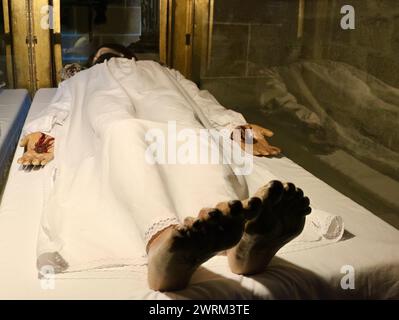 Glaskästchen mit einer Skulptur Jesu Christi in der römisch-katholischen Kirche Kolegiat San Miguel Aguilar de Campoo Palencia Kastilien und Leon Spanien Stockfoto