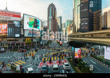 Kuala Lumpur, Malaysia - Juni 16 2023: Die belebte Straße von Jalan Bukit Bintang an der Kreuzung Bukit Bintang im Kuala Lumpur Stadtzentrum. Stockfoto