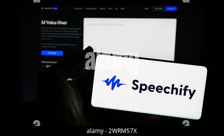 Person, die das Smartphone mit dem Logo des App-Unternehmens Speechify Inc. Vor der Website hält. Schwerpunkt auf dem Display des Telefons. Stockfoto