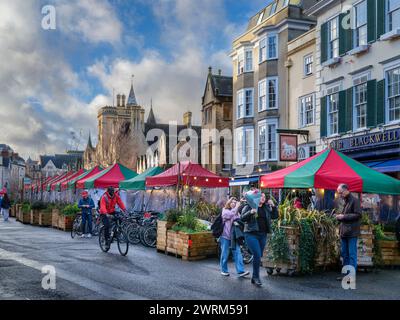 Der Straßenmarkt im Freien in der Broad Street Oxford. Stockfoto