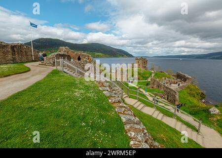 Loch Ness, Schottland, Vereinigtes Königreich - 24. Mai 2015: Touristen besuchen Urquhart Castle am See von Loch Ness. Besucht wegen der Legende vom Loch Ness Stockfoto