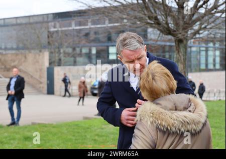 Plenum Thüringer Landtag - Protest 13.03.2024, Erfurt, Thüringer Landtag, Plenarsaal, 129. Plenarsitzung im Bild: Protest der Bauern, Gewerbetreibenden bzw. Handwerkern - Fraktionsvorsitzender Bjoern Hoecke AfD redet vor dem Landtag mit einer aelteren Dame ueber die Probleme im Land *** Plenum Thüringer landtag Protest 13 03 2024, Erfurt, Thüringer landtag, Plenarsaal, 129 Plenarsitzung im Bild Protest der Bauern, Bjoern Hoecke AfD spricht mit einer älteren Dame vor dem landtag über die Probleme im Land Stockfoto