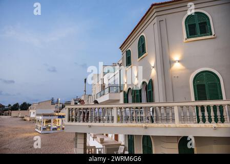 Haus der fiktiven Figur aus Büchern und Fernsehserien Inspector Montalbano im Dorf Punta Secca auf der Insel Sizilien, Italien Stockfoto