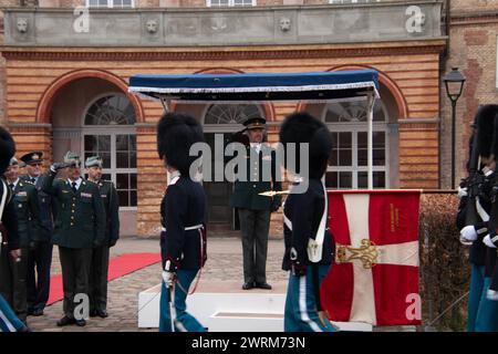 König Frederik X. von Dänemark nimmt an einer Parade in der königlichen Rettungswache in der Rosenborg-Kaserne in Kopenhagen Teil. Die Wache wird einem Mitglied der Garde gegeben, das sich sowohl sozial als auch in ihrer Arbeit besonders hervorgetan hat. Die Soldaten wählen die besten unter ihnen für diesen Anlass, um die Königswache Kongens Ur vom König zu empfangen, am Mittwoch, 13. März 2024 Kopenhagen Rosenborg Kaserne Dänemark Copyright: XKristianxTuxenxLadegaardxBergx IMG 4720 Stockfoto
