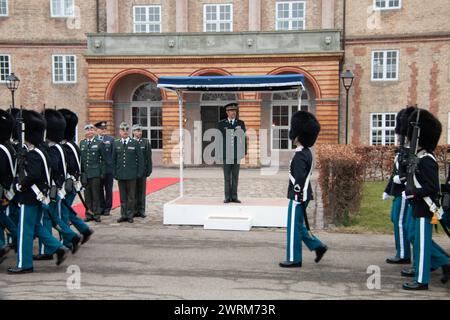 König Frederik X. von Dänemark nimmt an einer Parade in der königlichen Rettungswache in der Rosenborg-Kaserne in Kopenhagen Teil. Die Wache wird einem Mitglied der Garde gegeben, das sich sowohl sozial als auch in ihrer Arbeit besonders hervorgetan hat. Die Soldaten wählen die besten unter ihnen für diesen Anlass, um die Königswache Kongens Ur vom König zu empfangen, am Mittwoch, 13. März 2024 Kopenhagen Rosenborg Kaserne Dänemark Copyright: XKristianxTuxenxLadegaardxBergx IMG 4739 Stockfoto