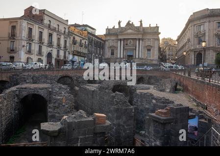 Ruinen des römischen Amphitheaters auf der Piazza Stesicoro und der Kirche San Biagio in Catania auf der Insel Sizilien, Italien Stockfoto