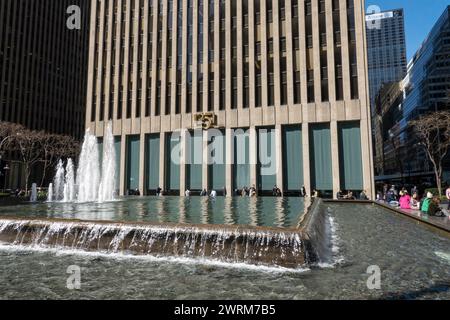 1251 Avenue the Americas ist ein Bürogebäude in einem Wolkenkratzer im Rockefeller Center Complex, 2024, New York City, USA Stockfoto