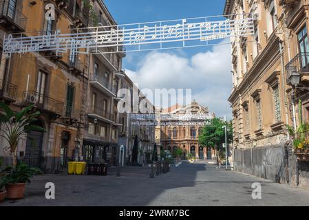 Via del Teatro Massimo Straße in Catania auf der Insel Sizilien, Italien. Teatro Massimo Bellini Opernhaus im Hintergrund Stockfoto