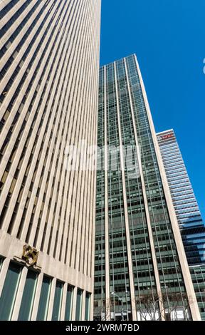 1251 Avenue the Americas ist ein Bürogebäude in einem Wolkenkratzer im Rockefeller Center Complex, 2024, New York City, USA Stockfoto