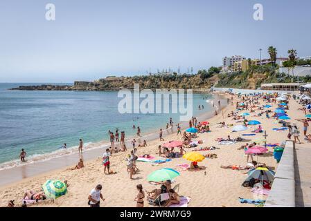 Atlantikstrand im Dorf Sao Pedro do Estoril der Gemeinde Cascais in Portugal Stockfoto