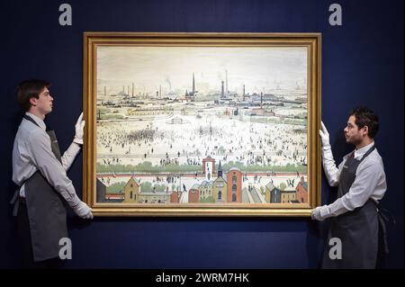 London, England, Großbritannien. März 2024. Christies Mitarbeiter halten L.S. Lowrys berühmtes Meisterwerk „Sunday Afternoon“ (1957), das nach 57 Jahren wieder in die Öffentlichkeit zurückkehrt. Dieses Gemälde wird am 20. März den Modern British and Irish Art Evening Sale im Christie's mit einem geschätzten Wert von 4.000.000 GBP bis 6.000.000 GBP führen. (Kreditbild: © Thomas Krych/ZUMA Press Wire) NUR REDAKTIONELLE VERWENDUNG! Nicht für kommerzielle ZWECKE! Stockfoto