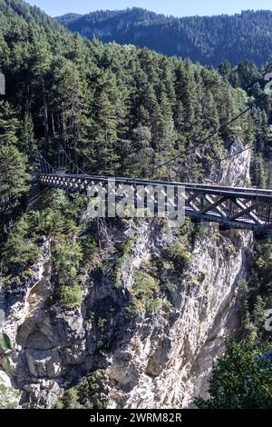 Sommerblick auf die Teufelsbrücke (Pont du diable) über der Arc Gorge in den französischen alpen. Dieses Reiseziel liegt in der Nähe von Modane in der Vanoi Stockfoto