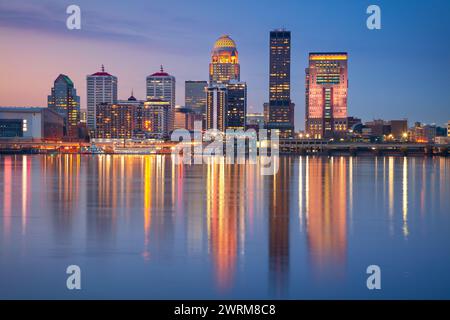 Louisville, Kentucky, USA. Stadtbild der Skyline der Innenstadt von Louisville, Kentucky, USA mit Reflexion der Stadt Ohio River bei Sonnenaufgang im Frühling. Stockfoto