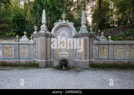 Fonte de la Abundancia - Brunnen mit reichlich Trinkwasser an der Quinta da Regaleira in Sintra, Portugal. Stockfoto