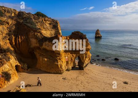 Sonnenaufgang am Strand von Camilo (Praia do Camilo) am Atlantik in der Algarve, Lagos, Portugal. Stockfoto