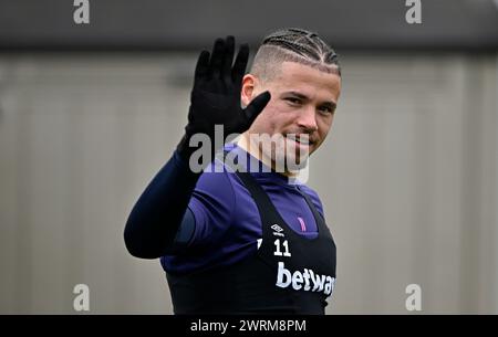 Romford, Großbritannien. März 2024. Kalvin Phillips (West Ham) schwingt während der West Ham Open Training Session auf dem West Ham Trainingsplatz in Romford. Quelle: MARTIN DALTON/Alamy Live News Stockfoto