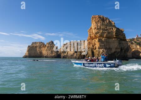 BlueFleet-Bootsfahrt entlang der Algarve am Atlantischen Ozean in Lagos, Süd-Portugal. Stockfoto
